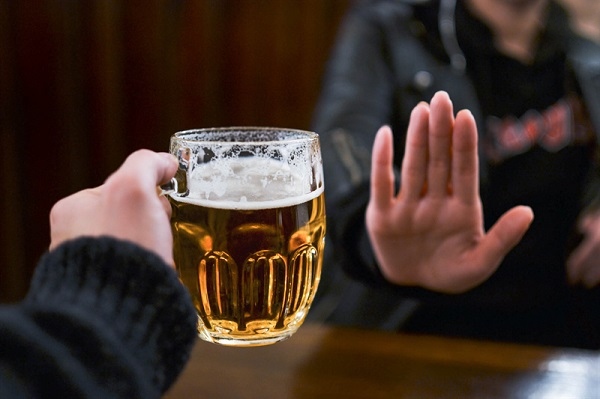 tránh uống bia rượu