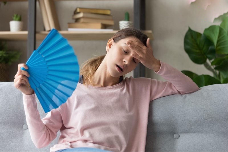 dấu hiệu nóng trong người