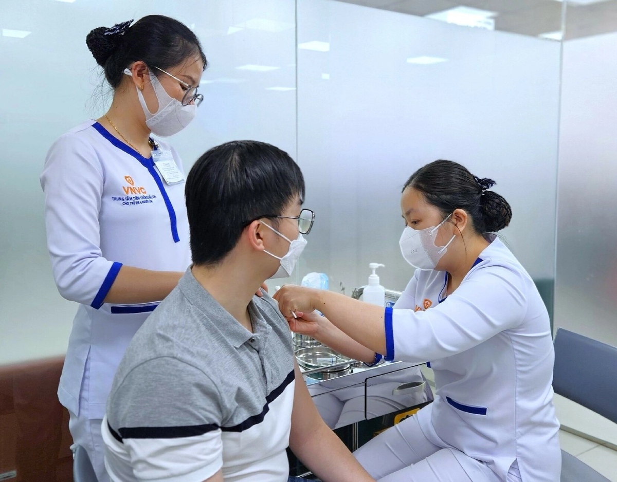 tiêm vắc xin phòng bệnh